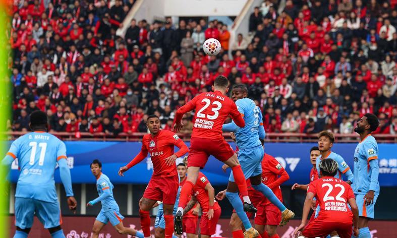 开云体育-4-1 2-1 1-0 中超疯狂一夜！海港大胜西海岸 蓉城领跑 河南赢玉昆